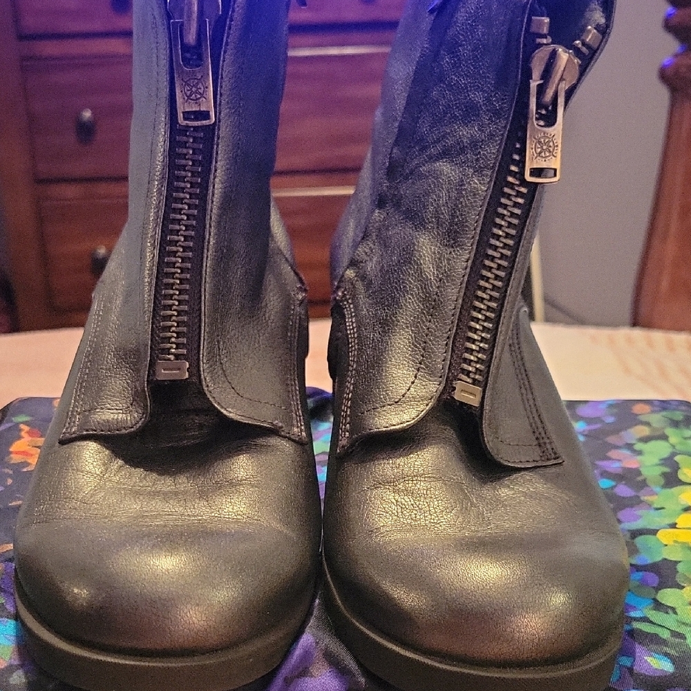 Price Drop! Bussola Stylish Metallic Leather Ankle Boots